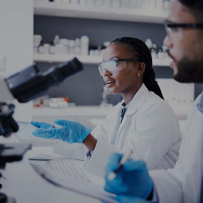 photo of students in lab